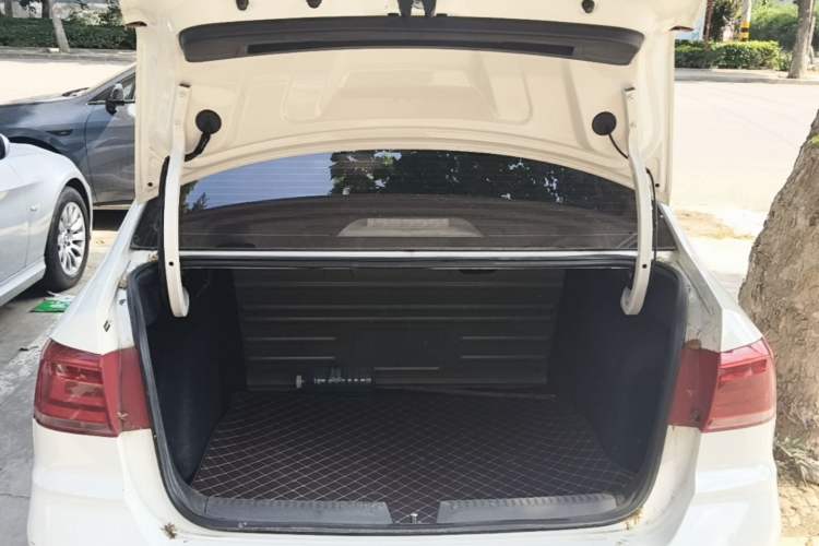 Used Volkswagen Santana 2016 1.6L Automatic Fashion Edition Trunk