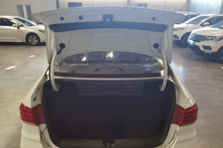 Used Volkswagen Santana 2016 1.4L Manual Fashion Edition Trunk