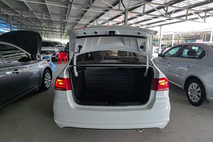 Used Volkswagen Santana 2016 1.6L Manual Fashion Edition Trunk