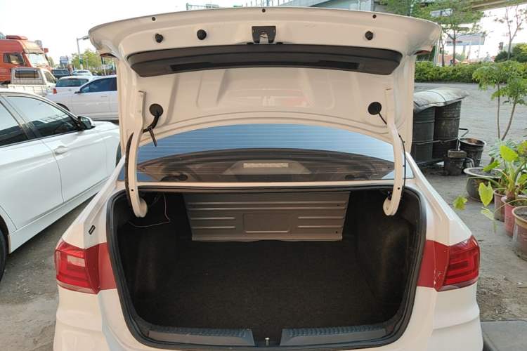 Used Volkswagen Santana 2016 1.4L Manual Fashion Edition Trunk