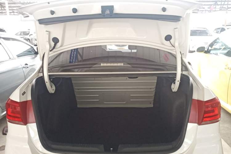 Used Volkswagen Santana 2016 1.6L Automatic Fashion Edition Trunk