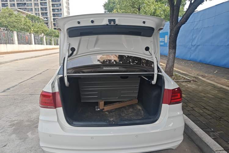Used Volkswagen Santana 2016 1.4L Manual Fashion Edition Trunk