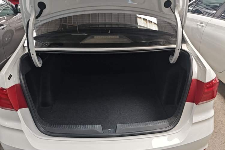 Used Volkswagen Santana 2016 1.6L Automatic Fashion Edition Trunk