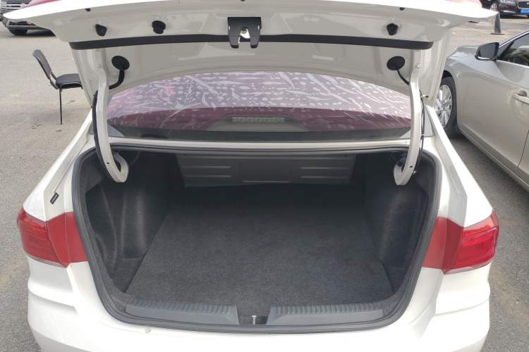 Used Volkswagen Santana 2016 1.6L Manual Fashion Edition Trunk