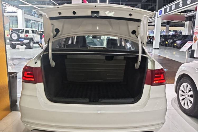 Used Volkswagen Santana 2016 1.6L Automatic Fashion Edition Trunk