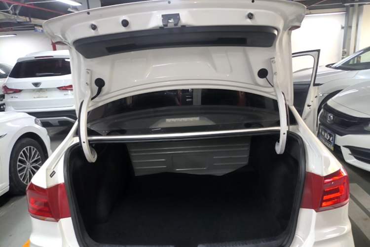 Used Volkswagen Santana 2016 1.4L Manual Fashion Edition Trunk