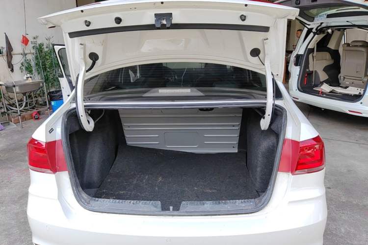 Used Volkswagen Santana 2016 1.6L Automatic Comfort Edition Trunk