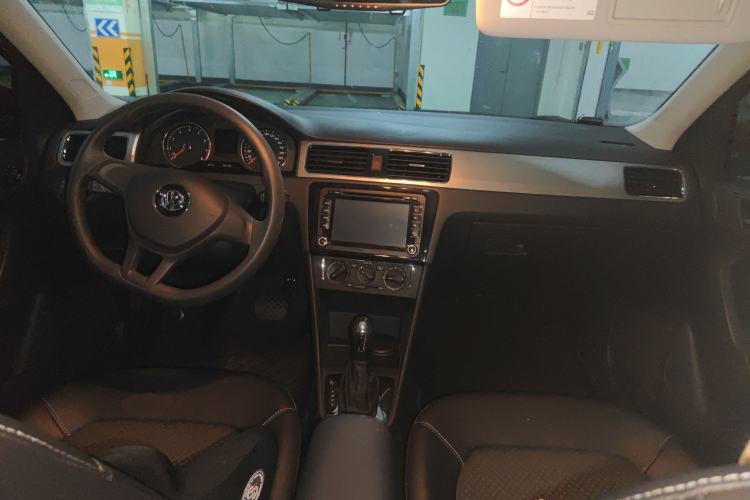 Used Volkswagen Santana 2016 Cross 1.6L Automatic Fashion Edition Center Console