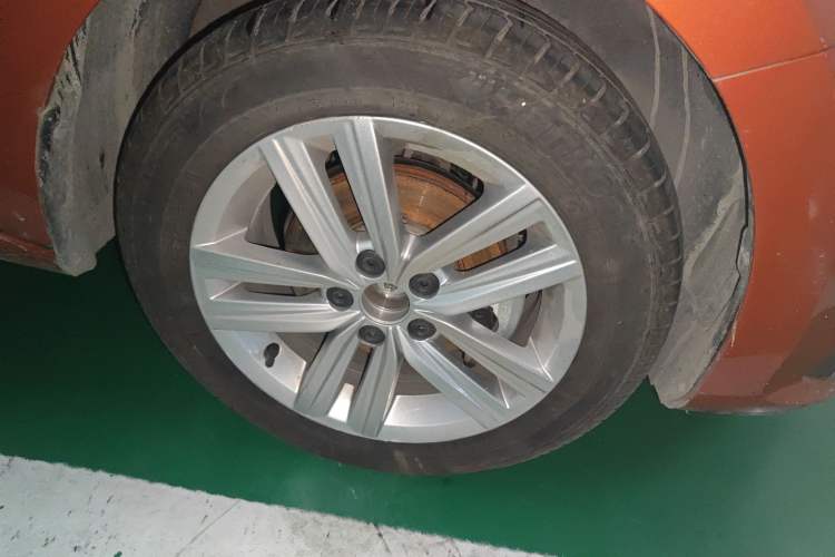 Used Volkswagen Santana 2016 Cross 1.6L Automatic Fashion Edition Right Front Wheel Hub