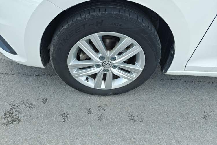 Used Volkswagen Santana 2017 HaoNa 1.4L Manual Fashion Edition Left Front Wheel Hub