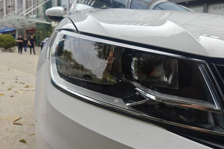 Used Volkswagen Santana 2017 Haval H6 1.6L Automatic Fashion Edition Right Front Headlight