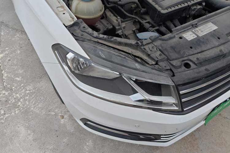 Used Volkswagen Santana 2017 HaoNa 1.4L Manual Fashion Edition Right Front Headlight