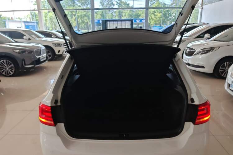 Used Volkswagen Santana 2017 Haval H9 1.6L Automatic Comfort Edition Trunk