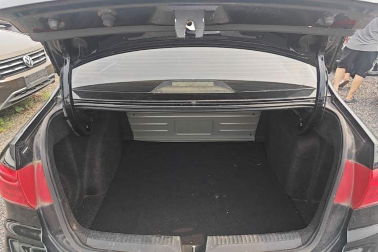 Used Volkswagen Santana 2018 1.5L Manual Comfort Edition Trunk