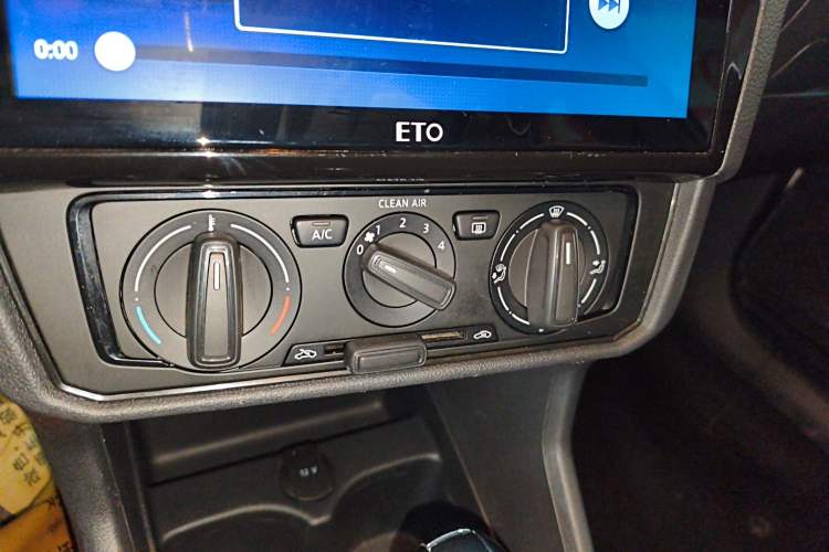 Used Volkswagen Santana 2018 1.5L Automatic Fashion Edition Audio And AC Panel