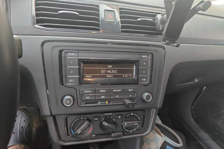 Used Volkswagen Santana 2018 1.5L Manual Fashion Edition Audio And AC Panel