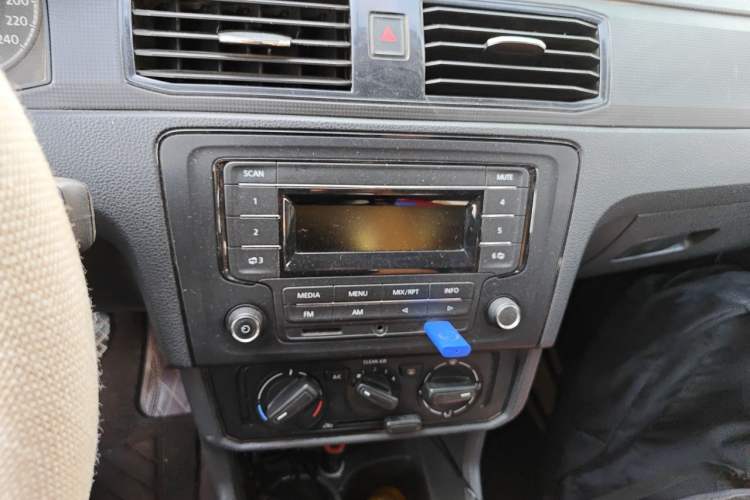 Used Volkswagen Santana 2018 1.5L Manual Fashion Edition Audio And AC Panel