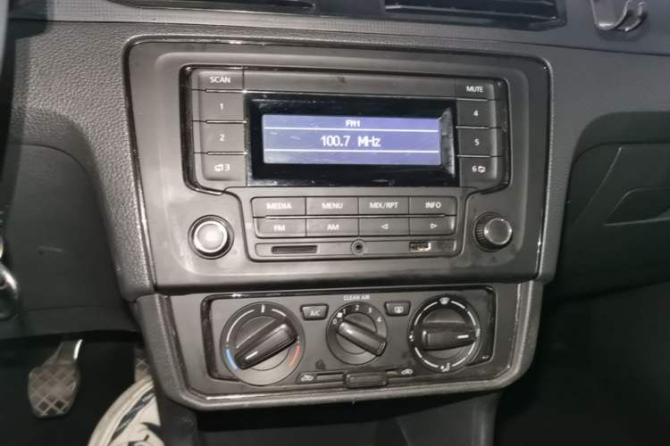 Used Volkswagen Santana 2018 1.5L Manual Fashion Edition Audio And AC Panel