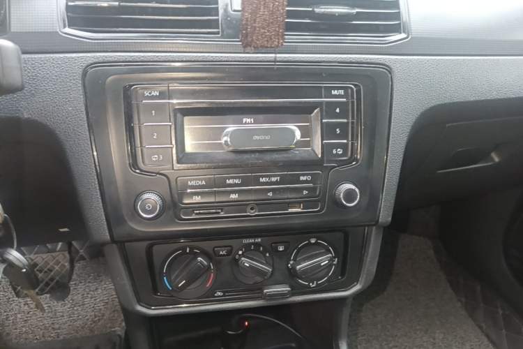 Used Volkswagen Santana 2018 1.5L Automatic Fashion Edition Audio And AC Panel