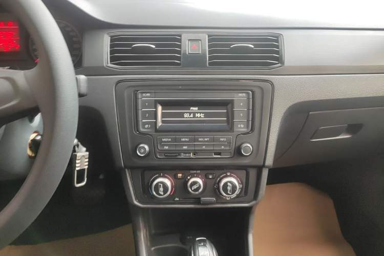 Used Volkswagen Santana 2018 1.5L Automatic Fashion Edition Audio And AC Panel