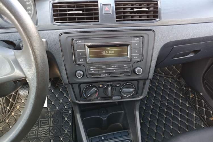 Used Volkswagen Santana 2018 1.5L Manual Fashion Edition Audio And AC Panel