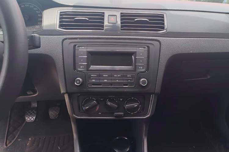 Used Volkswagen Santana 2018 1.5L Manual Fashion Edition Audio And AC Panel