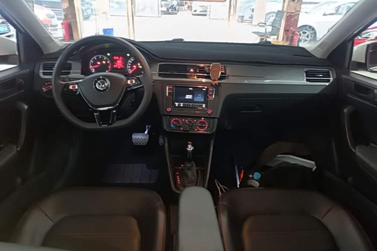 Used Volkswagen Santana 2018 1.5L Automatic Fashion Edition Center Console