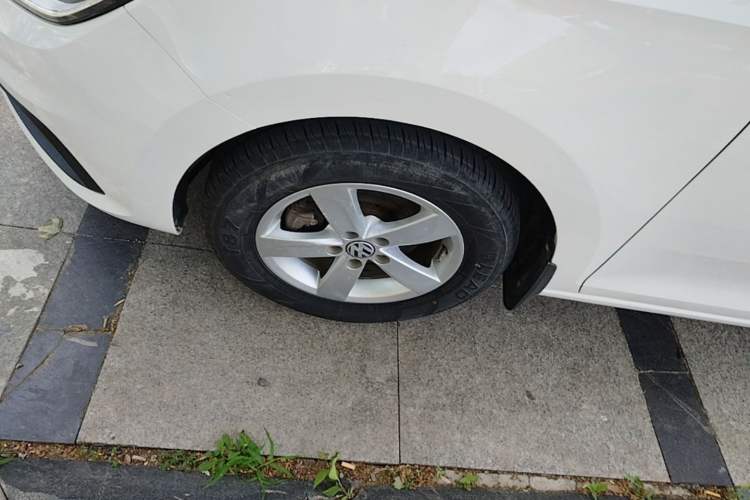 Used Volkswagen Santana 2018 1.5L Manual Fashion Edition Left Front Wheel Hub