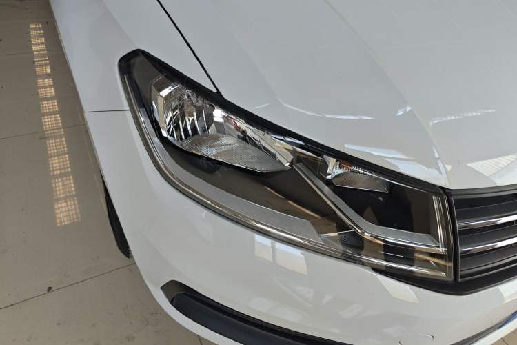 Used Volkswagen Santana 2018 1.5L Automatic Fashion Edition Right Front Headlight