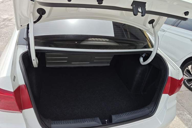 Used Volkswagen Santana 2018 1.5L Automatic Fashion Edition Trunk