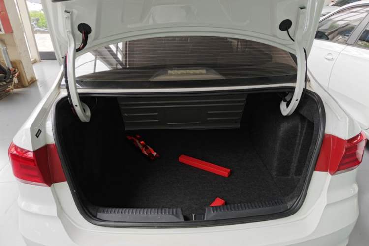 Used Volkswagen Santana 2018 1.5L Automatic Fashion Edition Trunk