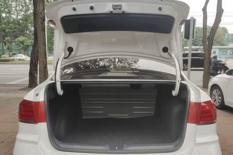 Used Volkswagen Santana 2018 1.5L Automatic Fashion Edition Trunk