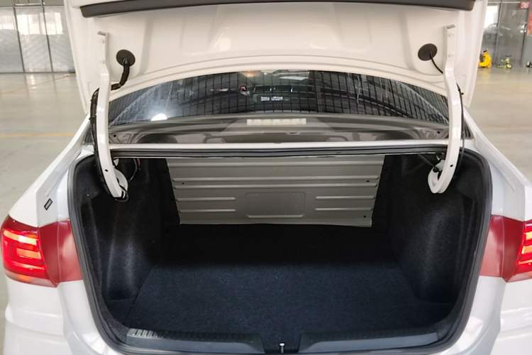 Used Volkswagen Santana 2018 1.5L Automatic Fashion Edition Trunk