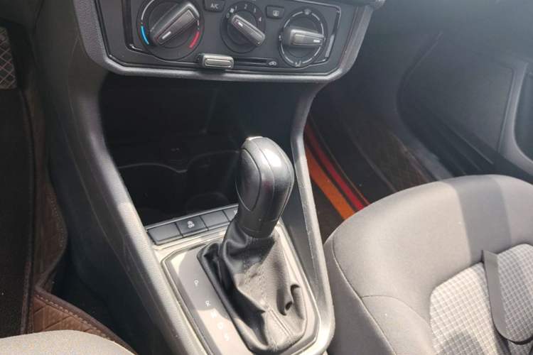 Used Volkswagen Santana 2019 1.5L Automatic Fashion Edition China VI Gear Lever