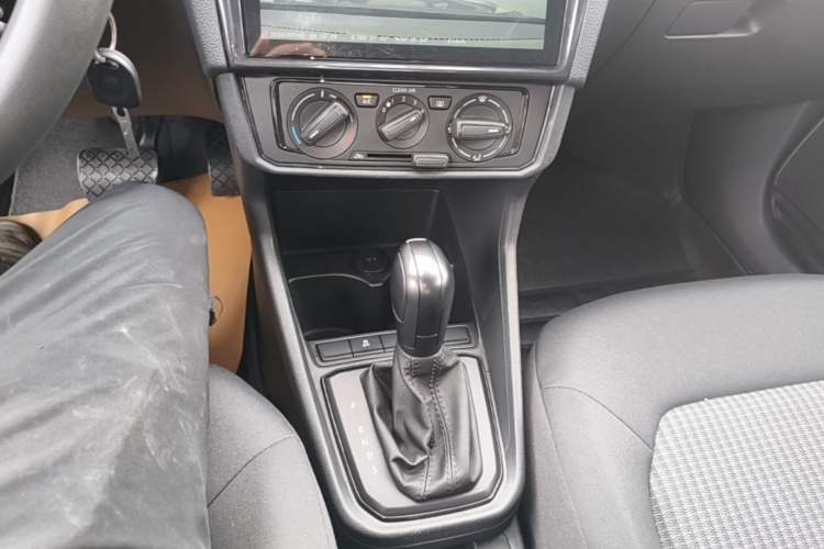 Used Volkswagen Santana 2019 1.5L Automatic Fashion Edition China VI Gear Lever