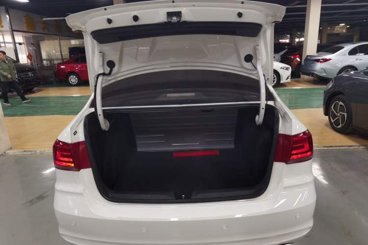 Used Volkswagen Santana 2019 1.5L Automatic Fashion Edition China VI Trunk
