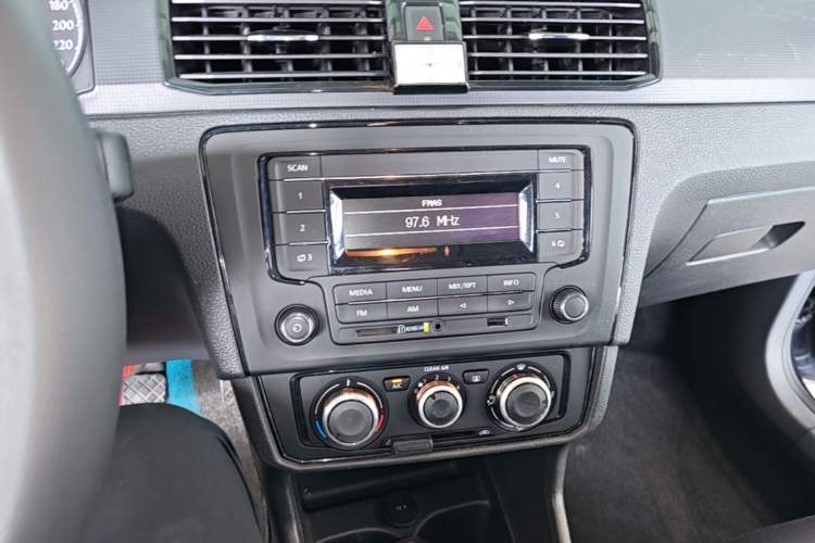 Used Volkswagen Santana 2021 1.5L Manual Fashion Edition Audio And AC Panel