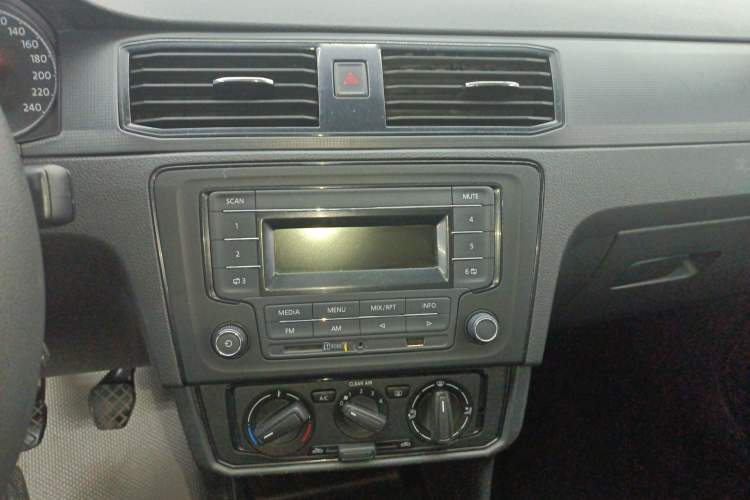 Used Volkswagen Santana 2021 1.5L Manual Fashion Edition Audio And AC Panel