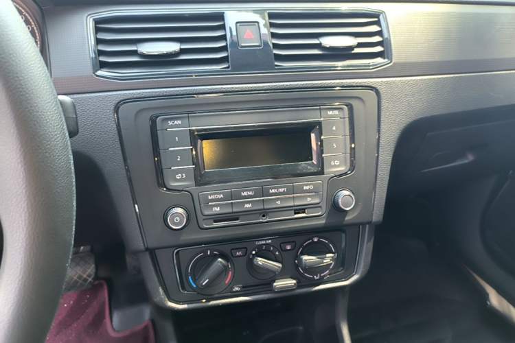 Used Volkswagen Santana 2021 1.5L Automatic Fashion Edition Audio And AC Panel