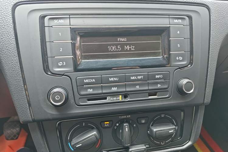 Used Volkswagen Santana 2021 1.5L Manual Fashion Edition Audio And AC Panel