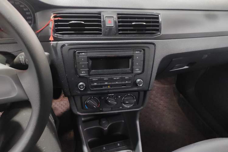 Used Volkswagen Santana 2021 1.5L Manual Fashion Edition Audio And AC Panel