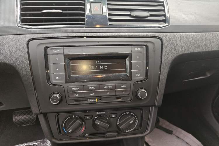 Used Volkswagen Santana 2021 1.5L Automatic Fashion Edition Audio And AC Panel