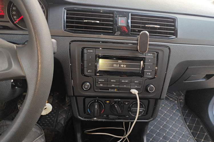 Used Volkswagen Santana 2021 1.5L Manual Fashion Edition Audio And AC Panel