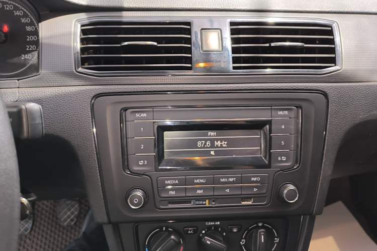 Used Volkswagen Santana 2021 1.5L Manual Fashion Edition Audio And AC Panel