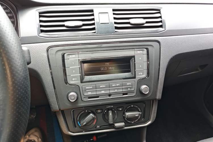 Used Volkswagen Santana 2021 1.5L Manual Fashion Edition Audio And AC Panel