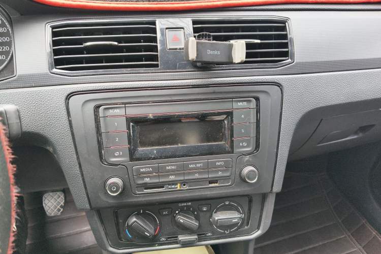 Used Volkswagen Santana 2021 1.5L Manual Fashion Edition Audio And AC Panel