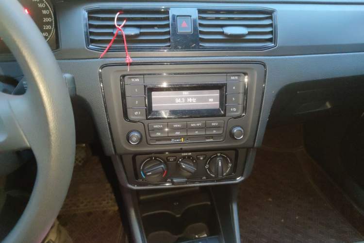 Used Volkswagen Santana 2021 1.5L Manual Fashion Edition Audio And AC Panel