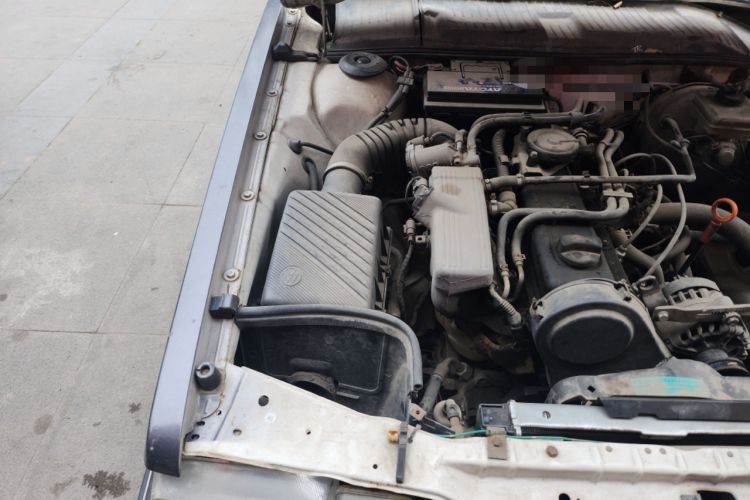Used Volkswagen Santana Classic 2004 1.8L Standard Edition Engine Bay Right