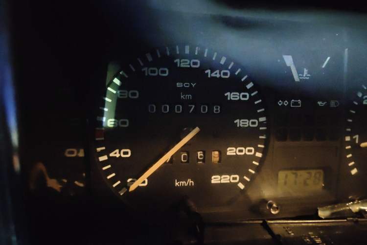 Used Volkswagen Santana Classic 2006 1.8L Touring Deluxe Model Odometer Close Up