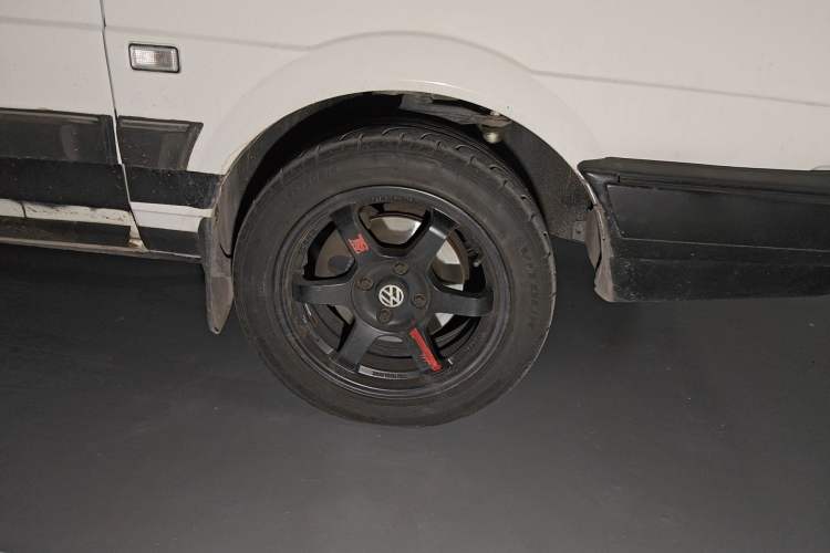 Used Volkswagen Santana Classic 2006 1.8L Touring Deluxe Model Right Front Wheel Hub